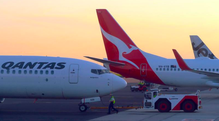 澳洲一客机起飞后故障折返悉尼 乘客逃生滑梯疏散