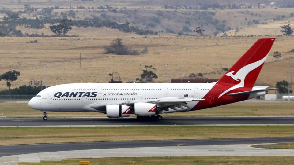 澳航空客A380执行撤侨任务，澳航总裁：“机舱比办公室安全”