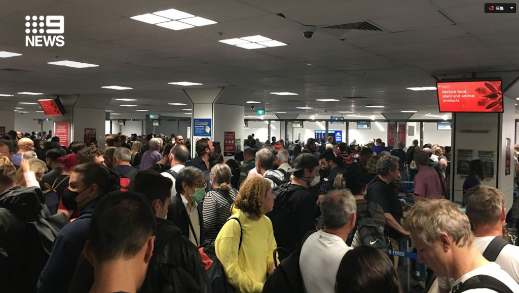 “挽救生命的”自我隔离规定开始执行 悉尼机场挤满旅客