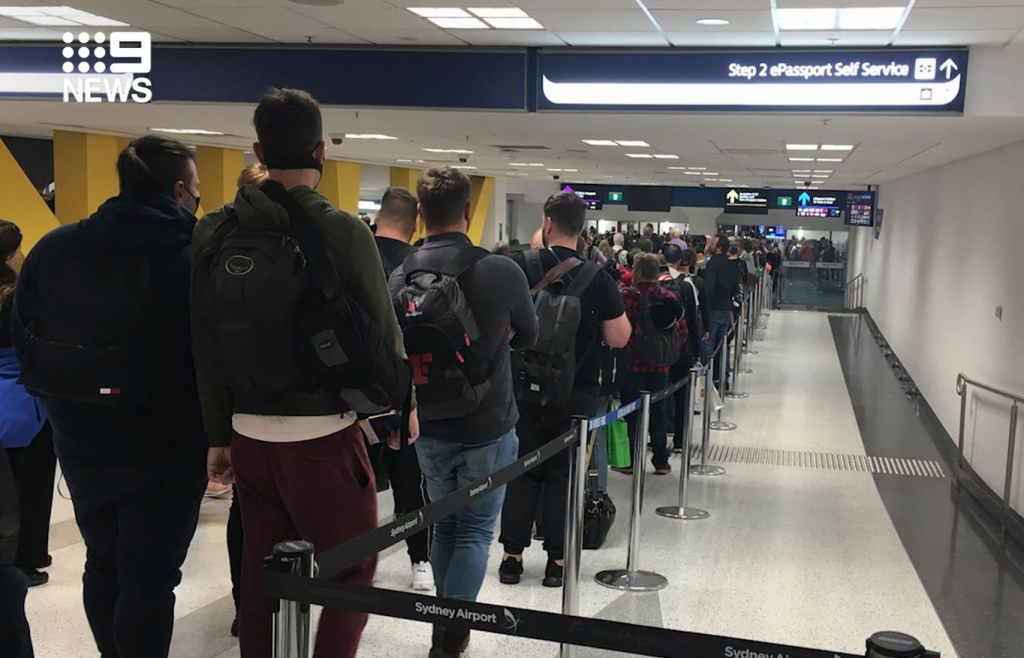 “挽救生命的”自我隔离规定开始执行 悉尼机场挤满旅客