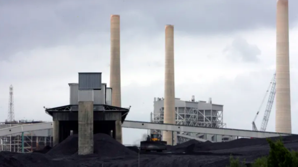 维州、新州电厂污染物超标 附近民众：屋顶上都是厚厚的煤渣！