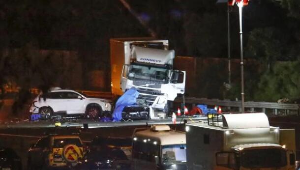 【快讯】四名维州警员在追逐超速保时捷时惨遭卡车撞死，总理深切哀悼