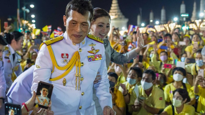 以爱之名？泰国王室暗示与数万名示威抗议者妥协
