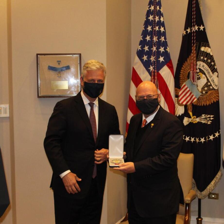 莫里森被特朗普授予“功绩军团奖章”
