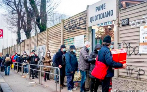 意大利逾7万家企业停工 米兰市民排成长龙领面包