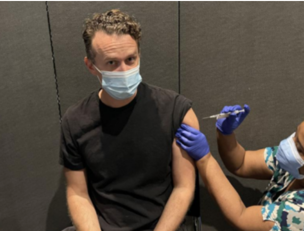 澳男在美接种新冠疫苗后出现副作用，“感觉被人打了一拳”