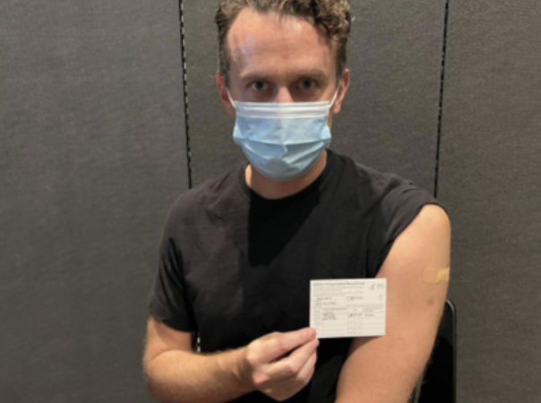 澳男在美接种新冠疫苗后出现副作用，“感觉被人打了一拳”