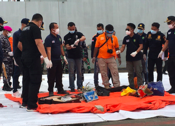【追踪报道】印尼搜救疑坠海班机 寻获机身与人体残骸皆破碎