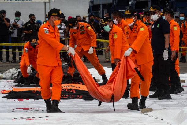 【追踪报道】印尼搜救疑坠海班机 寻获机身与人体残骸皆破碎
