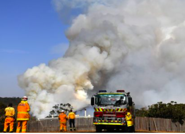 南澳大利亚气温逼近40摄氏度 山火威胁民众房屋