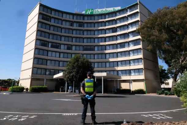 墨尔本假日酒店8例确诊全撤离，员工防护装备一律改用最高规格！
