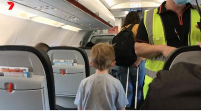 布市突然宣布封锁，悉尼航班起飞前陷入混乱，三分之一旅客决定：拿行李，走人