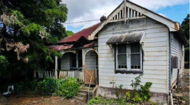 悉尼周六拍卖会“最诡异、最残破”的住宅：屋顶坍塌、满目疮痍，已空置近10年