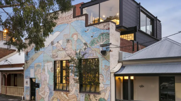 澳工厂改造房以0万挂牌，外墙壁画为突出特点