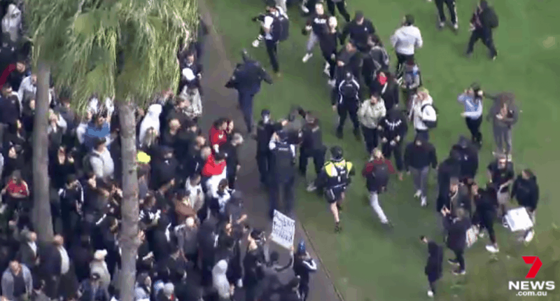 悉尼爆发大规模反封锁游行！警员与示威者发生激烈冲突，多人被捕