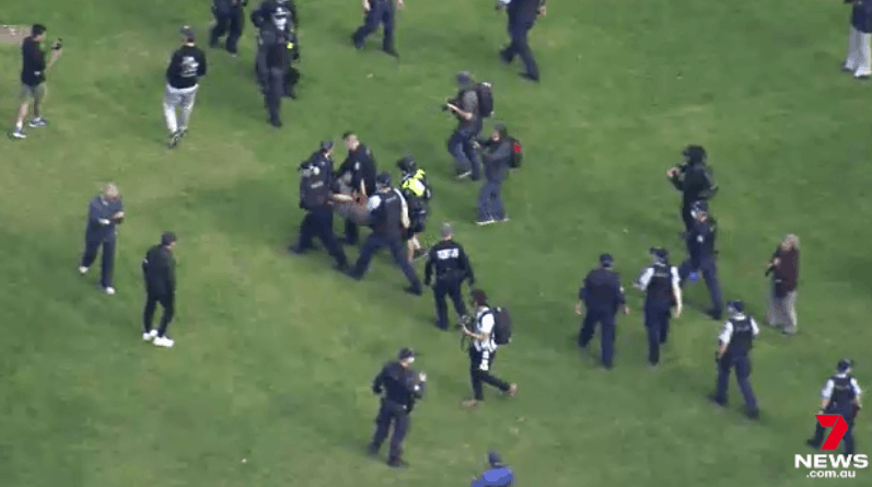 悉尼爆发大规模反封锁游行！警员与示威者发生激烈冲突，多人被捕