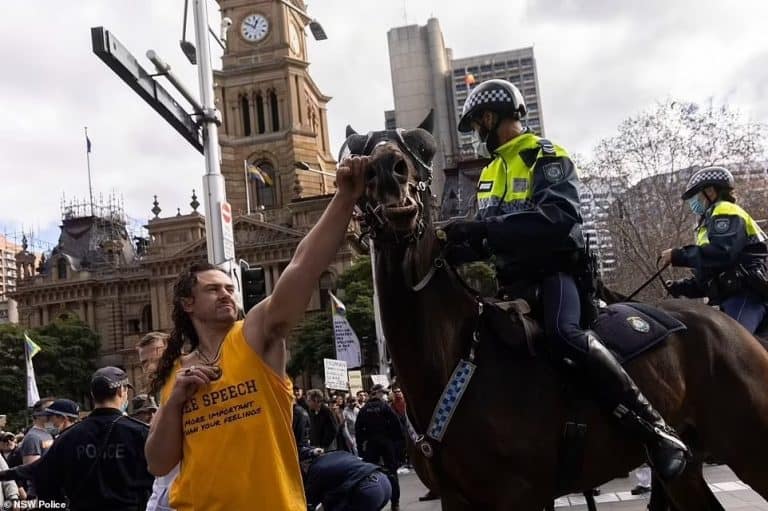 悉尼千人非法游行恐酿超级传播事件！57人已被起诉