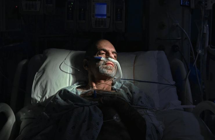 令人痛心的照片展现了悉尼COVID医院内为生命而战的情景
