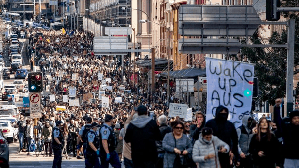 悉尼千人非法游行恐酿超级传播事件！57人已被起诉