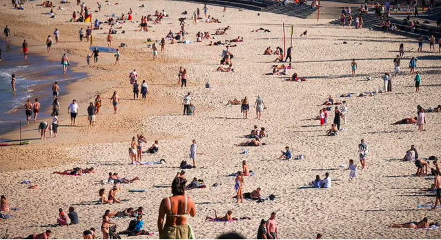 东区海滩人满为患，西区街头空无一人！悉尼差异化“封城”引热议
