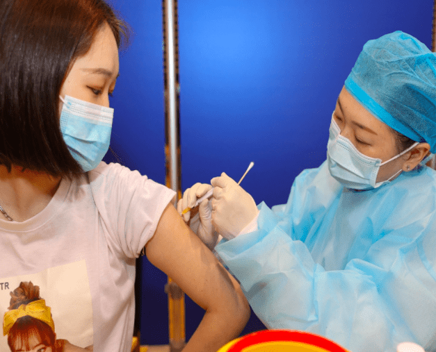 中国已有十亿人口接种，约71%的人口完成了两针接种计划
