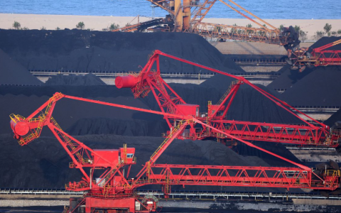 一年前滞留中国港外，澳货船终获准靠港，料卸下45万公吨煤炭