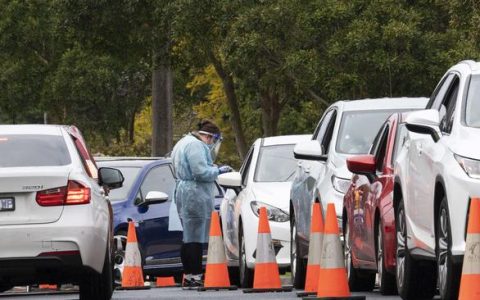 澳华人区设新冠检测点，当地民众“苦不堪言”：近20辆车被破坏，还面临病毒威胁