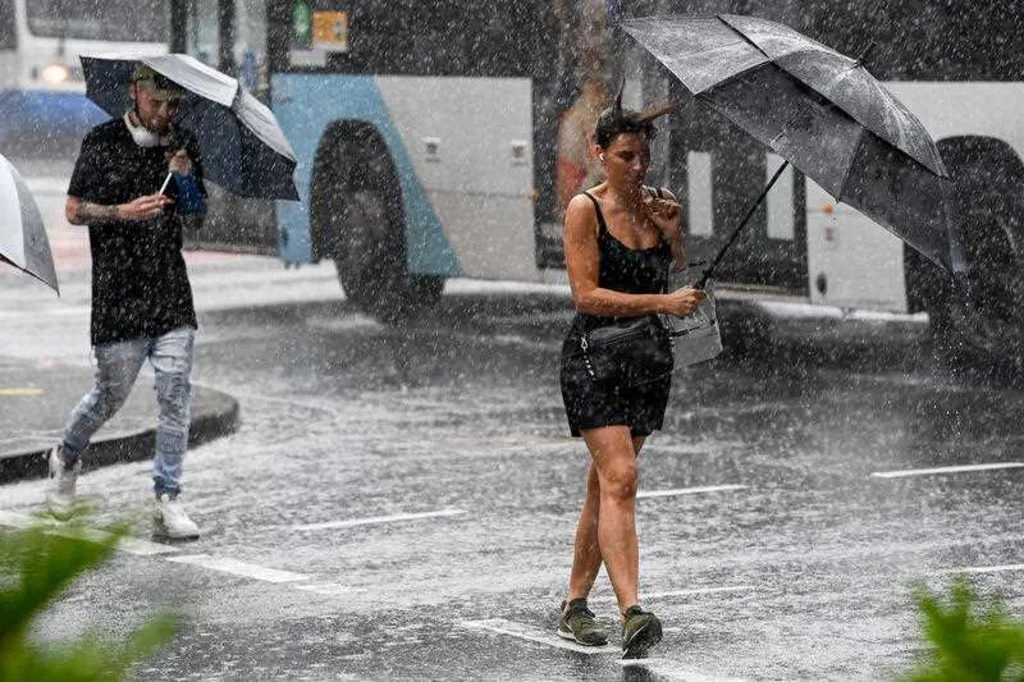 悉尼降雨持续雨量破记录 居民被警告要关注天气预报