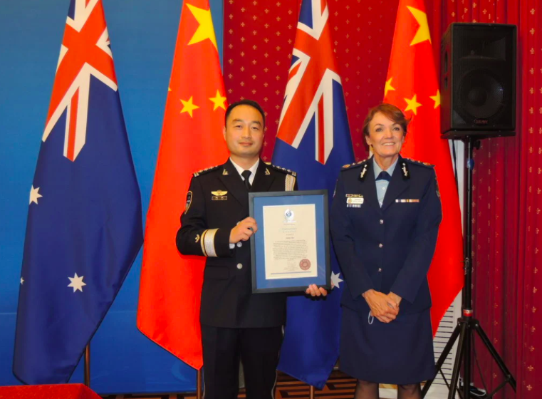 中国驻澳大使肖千代表中国政府向去年英勇救助中国公民而丧生女警官授荣