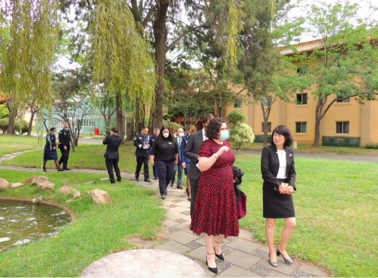 中国驻澳大使肖千代表中国政府向去年英勇救助中国公民而丧生女警官授荣