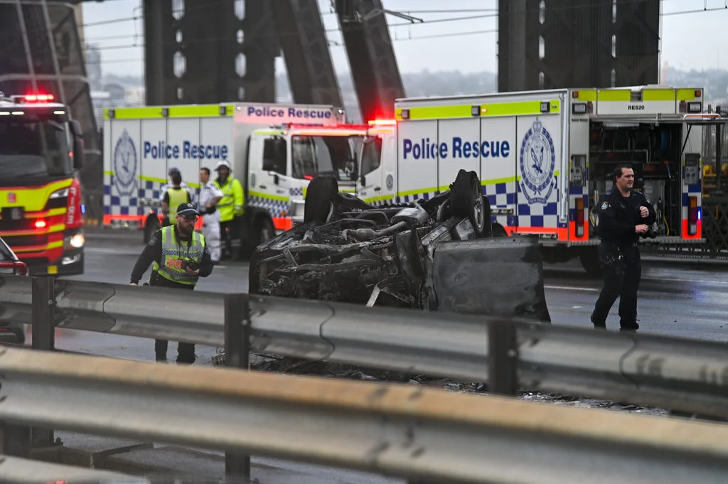 悉尼海港大桥多车连撞 车辆起火三人受伤送医