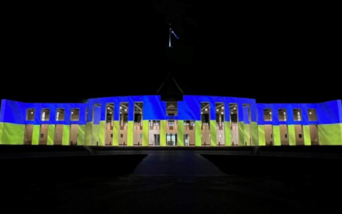 悉尼歌剧院点亮黄蓝色，总理州长将参加集会，声援乌克兰