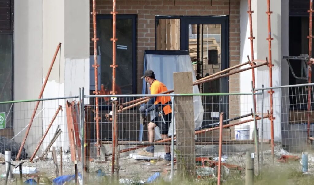 新冠再次打击建筑业 澳洲建筑工人短缺加剧！