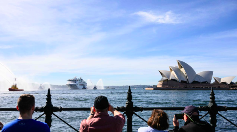 悉尼港喜迎两年来的第一艘游轮