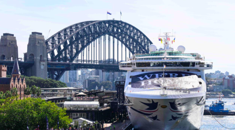 悉尼港喜迎两年来的第一艘游轮