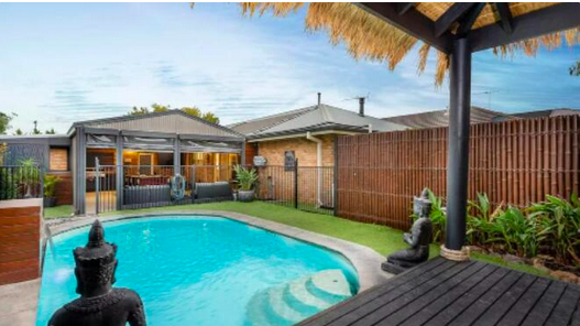 澳东南亚度假风住宅挂牌，后院如同“绿洲”，由卖家父亲建造