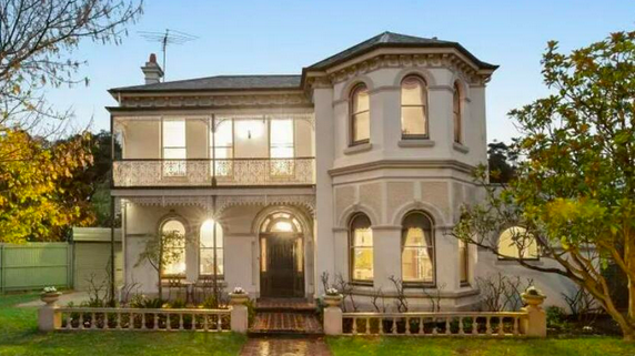 澳内城古宅0万挂牌，由工匠大师修复，被夸“完美奖杯之家”“仿佛走进公园” 