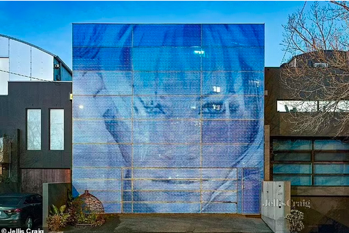 门口一张“巨大人脸”！澳洲著名房产挂牌出售，9米高花花公子模特肖像一度引发争议