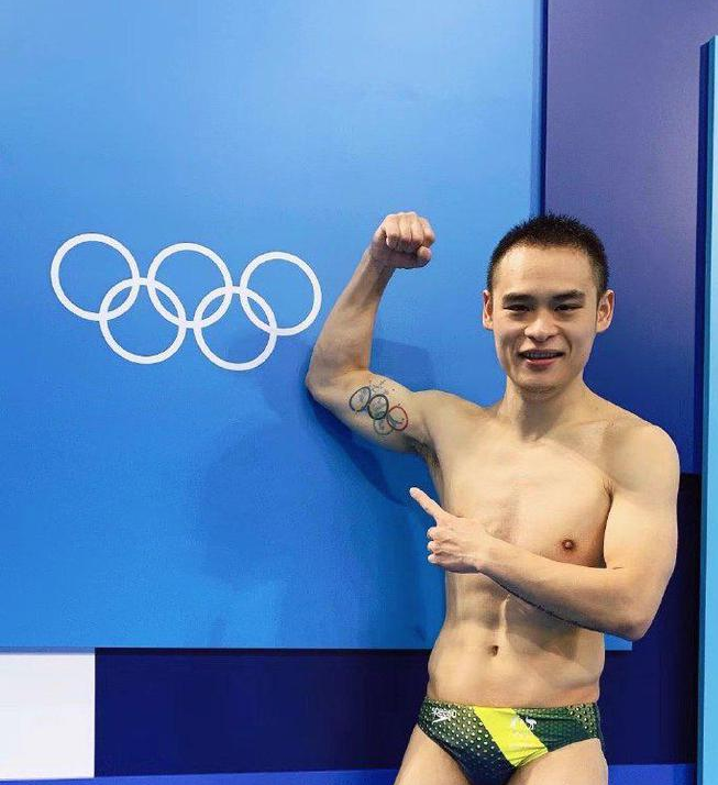 跳水冠军入籍澳洲，夺牌后唱中国国歌惹不满，本人回应