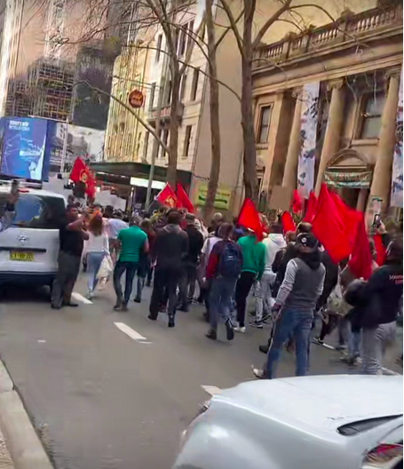 快讯：悉尼CBD爆发游行示威，抗议者手举旗帜标语涌上街头，部分区域交通受阻