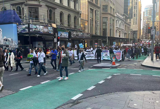 快讯：悉尼CBD爆发游行示威，抗议者手举旗帜标语涌上街头，部分区域交通受阻