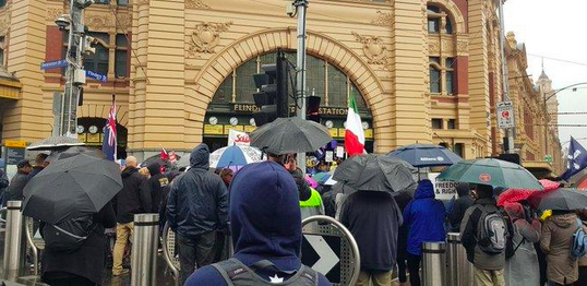 墨尔本CBD爆发游行示威，大批民众冒雨抗议，反对强制性防疫措施