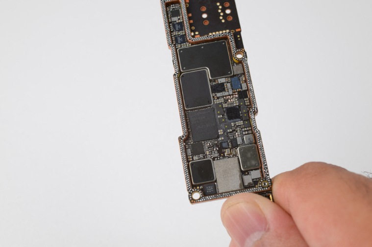 新iPhone配备高通卫星调制解调器和新的苹果无线电芯片