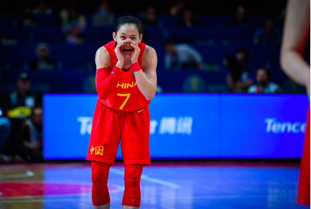 中国女篮悉尼开门红，107:44大胜韩国队63分，姚明到场督战