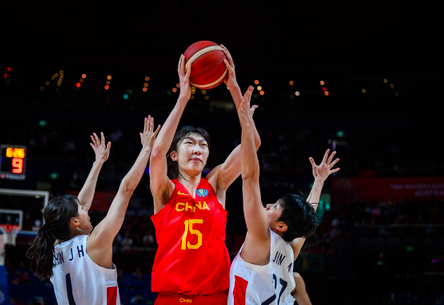 中国女篮悉尼开门红，107:44大胜韩国队63分，姚明到场督战