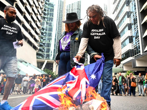 全澳悼念日多地爆发游行示威！抗议者涌上街头焚烧国旗，吁“废除君主制”