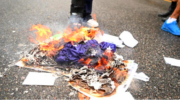 全澳悼念日多地爆发游行示威！抗议者涌上街头焚烧国旗，吁“废除君主制”