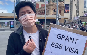 全澳多地爆游行，数百申签者举牌示威，抗议审批迟滞！华人批当局不透明， “移民不是二等公民”