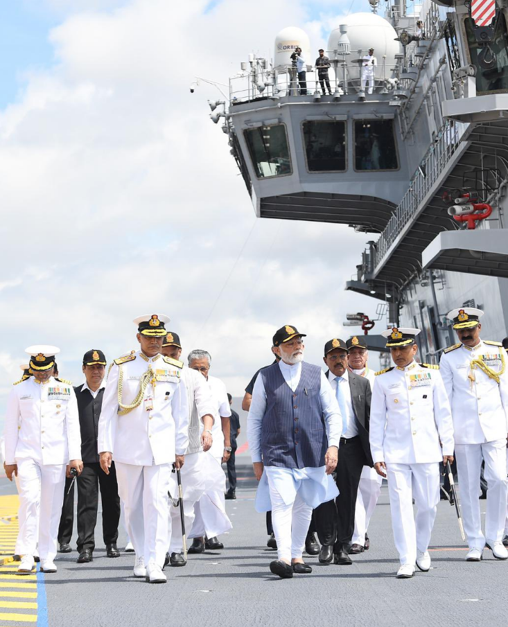 总理莫迪为印度第一艘国产航空母舰入列服役举行仪式