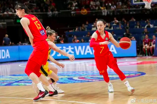 全网刷屏！中国女篮2分险胜澳洲，华人助威声响彻球场！澳媒：宛如中国主场